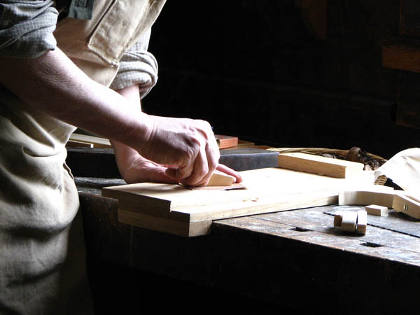 Ofrecemos un servicio de <strong>carpintería  de madera y ebanistería en Sarria</strong> adaptado a las necesidades del <strong>cliente</strong>.